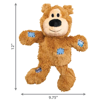 Plüschbraunes Teddybär-Hundespielzeug mit blauen Flickenakzenten, lächelndem Gesicht und schwarzer Nase; das Bild zeigt 12 Zoll Höhe und 9,75 Zoll Breite.