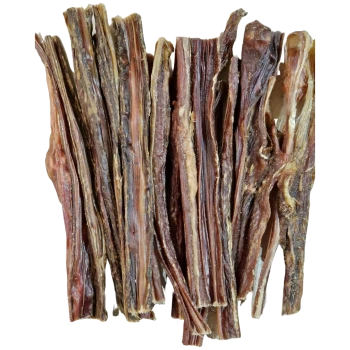 Getrocknete Rinder-Bully-Sticks Hundekauartikel, lange braune natürliche Leckerlis, auf weißem Hintergrund gestapelt.