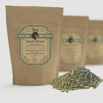 Braune Papiertüte mit der Aufschrift "Durch Atmen" für die Atemunterstützung von Pferden und Hunden, mit einer losen Kräutermischung, die davor ausgekippt ist.