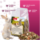 Ein verspielter Hase neben einem Sack PANTO Naturgenuss Tierfutter, das sein getreidefreies Rezept und die bunten Zutaten für empfindliche Haustiere zeigt.