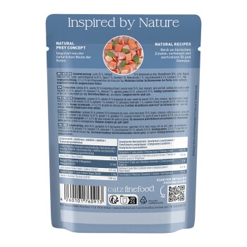 Rückseite der Katzenfutterverpackung „Inspired by Nature“ mit natürlichem Beutekonzept, Zutaten, Nährwertangaben und QR-Code.