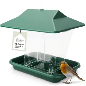 Ein grüner Vogelhaus mit einem klaren Behälter und schrägem Dach, mit einem kleinen Vogel mit orangefarbenem Brust und einem Schild mit der Aufschrift "wildlife home XL."
