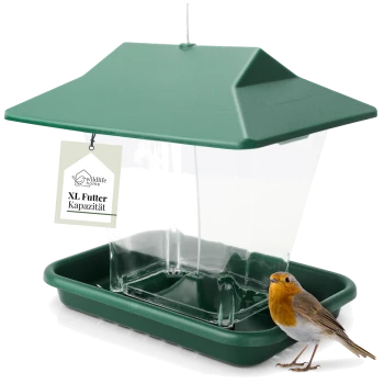 Ein grüner Vogelhaus mit einem klaren Behälter und schrägem Dach, mit einem kleinen Vogel mit orangefarbenem Brust und einem Schild mit der Aufschrift "wildlife home XL."