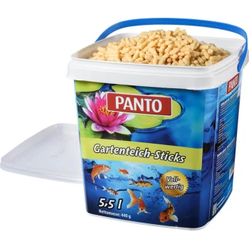 Ein 5,5L Behälter mit PANTO Gartenteich-Sticks Fischfutter, gefüllt mit hellen Pellets und einem bunten Etikett mit Fischen und einer Seerose.