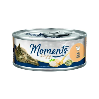 Dose Katzenfutter mit einem Etikett, das "Momente zum Genießen" liest, mit einem Katzenbild und den Hinweisen "Huhn Poulet Chicken" und "Qualitätsfilet."