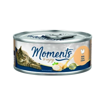 Dose Katzenfutter mit einem Etikett, das "Momente zum Genießen" liest, mit einem Katzenbild und den Hinweisen "Huhn Poulet Chicken" und "Qualitätsfilet."