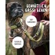 Nahaufnahme eines gestromten Hundes in einem grünen Geschirr, mit Text: "Gemütlich Gassi Gehen," "360° Karabiner," "Flexibles Material."