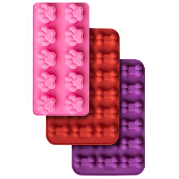 Drei Silikonformen für Haustierleckerlis in Pink, Rot und Lila, mit Pfoten- und Knochenformen zur Herstellung von hausgemachten Haustierleckerlis.
