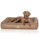 Brauner Hund liegt auf einem sandfarbenen, rechteckigen Hundebett mit der Aufschrift KNUFFELWUFF und weißem Hundelogo.