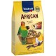 Bunte Vitakraft-Afrikanische Vogelfuttertüte mit zwei Papageien, gemischten Samen, Früchten und Nüssen. Der Text hebt "AFRIKANISCH" und Nahrungsansprüche hervor.