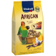 Bunte Vitakraft-Afrikanische Vogelfuttertüte mit zwei Papageien, gemischten Samen, Früchten und Nüssen. Der Text hebt "AFRIKANISCH" und Nahrungsansprüche hervor.