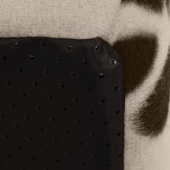 Nahaufnahme eines Haustierbettes mit einer weichen, hellgrauen Fleece-Oberfläche und einem strukturierten schwarzen Boden mit kleinen Punkten für besseren Halt.