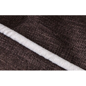 Nahaufnahme eines strukturierten braunen Haustierbettes mit einem weichen weißen Rand, das seinen strapazierfähigen Stoff und sein gemütliches Design zeigt.