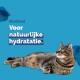 Een ontspannen tabby kat ligt op een blauwe achtergrond met de tekst 'Sterilised Voor natuurlijke hydratatie.'