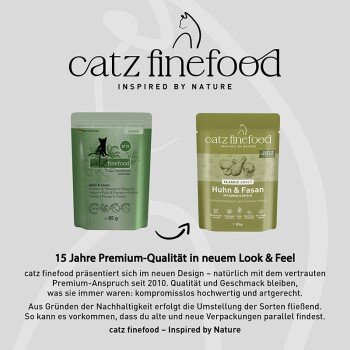 Zwei grüne catz finefood-Beutel mit der Aufschrift Huhn & Fasan, catz finefood 'INSPIRED BY NATURE'-Logo und '15 Jahre Premium'