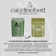 Zwei grüne catz finefood-Beutel mit der Aufschrift Huhn & Fasan, catz finefood 'INSPIRED BY NATURE'-Logo und '15 Jahre Premium'