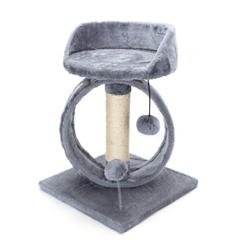 Grauer Katzenbaum mit einem plüschigen Sitz, Kratzpfosten und hängenden Pompons, entworfen für das Spielen und Entspannen von Katzen.
