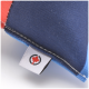 Nahaufnahme eines bunten Haustierspielzeugs mit rotem, blauem und marineblauem Stoff, das ein Etikett mit einem roten Ahornblatt-Logo zeigt.