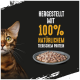 Eine Nahaufnahme des Gesichts einer Bengal-Katze neben einem Teller mit Nassfutter, mit dem Text "Hergestellt mit 100% natürlichem tierischem Protein."