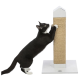 Eine schwarz-weiße Katze, die an einem hohen, beigen Sisal-Kratzbaum mit weißem Sockel kratzt.