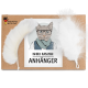 Eine Pappverpackung mit der Aufschrift "KATER KASIMIR ANHÄNGER" mit einer Cartoon-Katzenillustration und zwei weißen Feder-Spielzeugen.