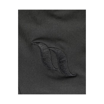 Schwarzer Stoff mit einem subtilen gestickten Logo, das zwei gebogene Linien ähnelt.
