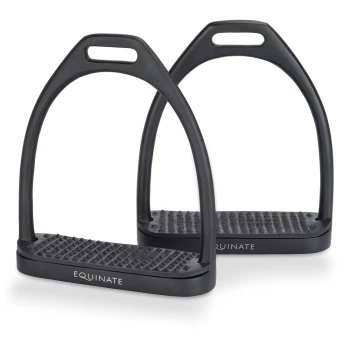 Schwarze Reitsteigbügel mit strukturierten Fußbetten, mit dem Markennamen 'EQUINATE' an der Seite.