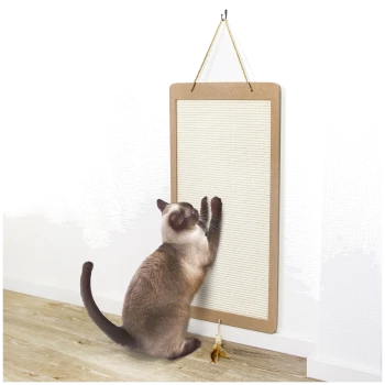 Eine Siamkatze, die auf einem wandmontierten Kratzbrett kratzt, mit einer kleinen Spielzeugbanane auf dem Boden in der Nähe.