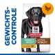 Zwarte Labrador hond op een huisdiervoerzak gelabeld "Hill's Science Plan" met tekst "Perfect Weight & Active Mobility" en "met Kip."