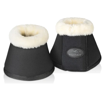 Schwarze Pferdeboots mit einem weichen weißen Fleece-Futter, mit einem 'Equinate'-Logo an der Seite.