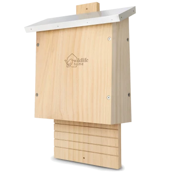 Holz-Vogelhaus mit einem geneigten Metalldach, mit dem eingravierten Logo "wildlife home" auf der Vorderseite.