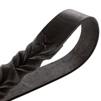 Nahaufnahme einer geflochtenen schwarzen Lederleine mit einer genähten Detail, die ihre Textur und Handwerkskunst zeigt.