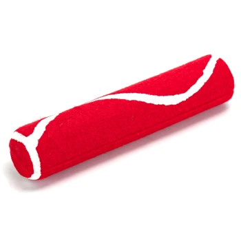 Rotes Hundespielzeug in Form eines Fleischknochens mit weißen Nähten, auf einem weißen Hintergrund liegend.