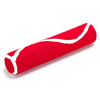 Rotes Hundespielzeug in Form eines Fleischknochens mit weißen Nähten, auf einem weißen Hintergrund liegend.