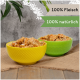 Zwei Schalen mit Haustierfutter, eine gelbe und eine grüne, gefüllt mit einer fleischbasierten Mischung, mit dem Text "100% Fleisch" und "100% natürlich."