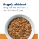 Bol de nourriture pour animaux de compagnie avec des morceaux de viande, des carottes et des pois, avec le texte "Un goût alléchant auquel les animaux ne résistent pas."