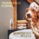 Ein Hund wird gebadet, mit einer Flasche Tränenfreies Formelshampoo sichtbar. Der Text lautet "TRÄNENFREIE FORMEL" und "SCHONENDE PFLEGE."