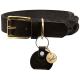 Schwarzes Leder-Haustierhalsband mit einer goldenen Schnalle und einem geflochtenen Design, mit einem Anhänger mit gekreuzten Schwertemblem.