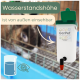 Weißer GarPet-Wasserspender mit grünem Deckel und roter Düse; sichtbarer Text 'Wasserstandshöhe ist von außen einsehbar', unscharfer Hase im Käfig.
