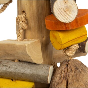 Buntes Holzspielzeug zum Kauen für Haustiere, mit verschiedenen Formen und Größen von Naturholzstücken, die durch Seil verbunden sind.