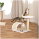 Zwei verspielte Kätzchen interagieren mit einem mehrstöckigen Katzenbaum, der einen Kratzbaum, eine gemütliche Liegefläche und ein hängendes Spielzeug bietet.