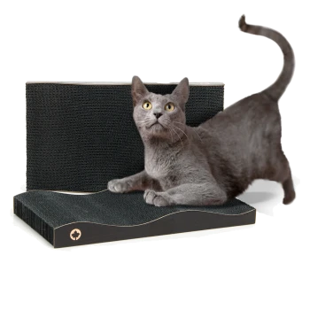 Eine graue Katze ist spielerisch auf einem schwarzen, gewellten Kratzpad mit Holzunterlage positioniert, das ein kleines Ahornblatt-Logo zeigt.