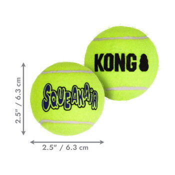 Zwei neongelbe, tennisähnliche Hundebälle, einer bedruckt mit 'SQUEAKAIR', der andere mit 'KONG', Größe 2.5" / 6.3 cm.