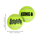 Zwei neongelbe, tennisähnliche Hundebälle, einer bedruckt mit 'SQUEAKAIR', der andere mit 'KONG', Größe 2.5" / 6.3 cm.