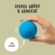 Eine Hand hält einen blauen Gummiball mit einem Kronenlogo, beschriftet mit 'Ideale Größe & Gewicht', mit einem Durchmesser von 6,5 cm und einem Gewicht von 170 g.