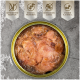 Dosenfutter für Haustiere mit Fleischtextur, beschriftet mit "Getreidefreies Rezept," "Hoher Proteingehalt," "Kein Zuckerzusatz," und "Vitamine A, E, D3."