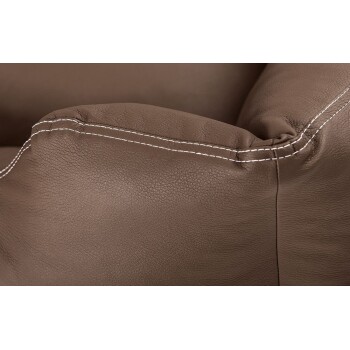 Nahaufnahme einer braunen Leder-Haustierbett-Ecke mit weißen Nähten, die ihre weiche Textur und strapazierfähiges Design zeigt.