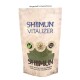 Verpackung von "SHIIMUN VITALIZER," mit einem natürlichen grünen Pulver und Symbolen für pflanzliche Inhaltsstoffe, hergestellt in Deutschland.