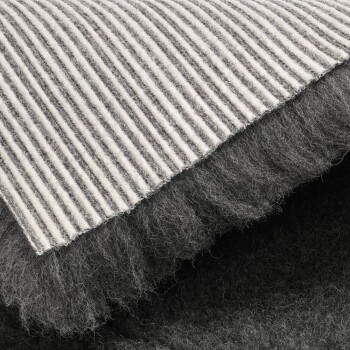 Nahaufnahme einer grau-weiß gestreiften Haustierdecke mit weichen, flauschigen Texturschichten.