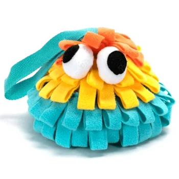 Buntes Plüschspielzeug für Haustiere in Form eines flauschigen Wesens mit großen Augen, mit gelben und orangefarbenen Fransen auf einem blauen Grund.